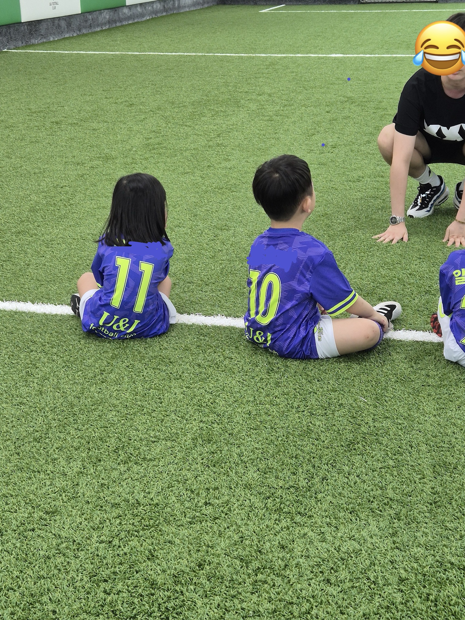 여러 개의 페트병을 세워두고 아이가 축구공을 차서 볼링처럼 쓰러뜨리는 놀이를 하며 아빠와 함께 즐거워하는 모습